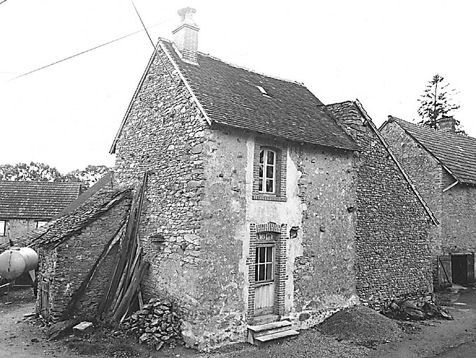 Bussière-Madeleine. Ferme (cadastre 1996 AK 381). Vue du logis : les baies de l'élévation principale ont été agrandies et rénovées, à la fin du 19e siècle ou au début du 20e siècle par l'adjonction d'un encadrement en brique.