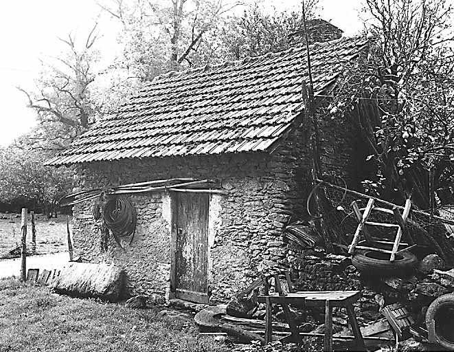 Bussière-Madeleine. Ferme (cadastre 1996 AK 335, 336). Vue du four à pain (parcelle 335).