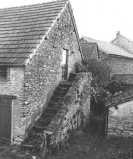 Beautribeau. Ferme (cadastre 1990 G2 351). Vue du pignon contre lequel est adossé un escalier extérieur, droit et en pierre, menant à l'étage de comble.