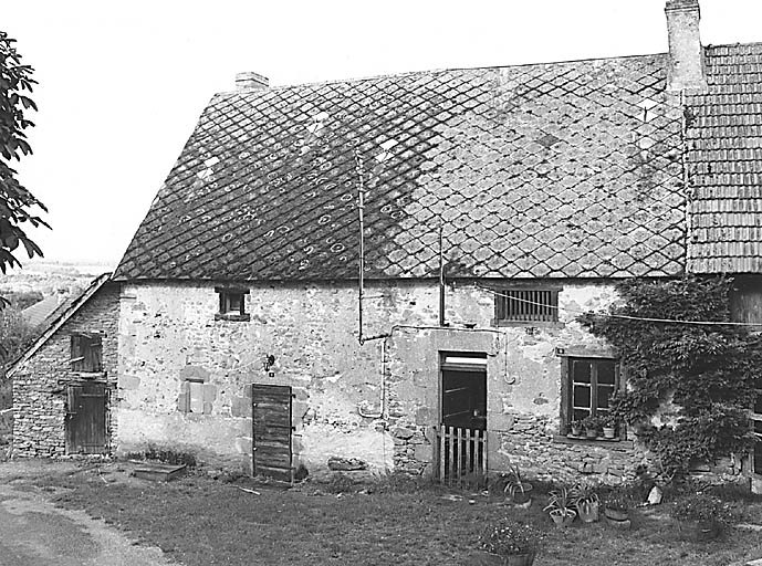 Les Gouttes. Vue d'ensemble de deux logis de ferme accolés (cadastre 1990 AB4, 5).