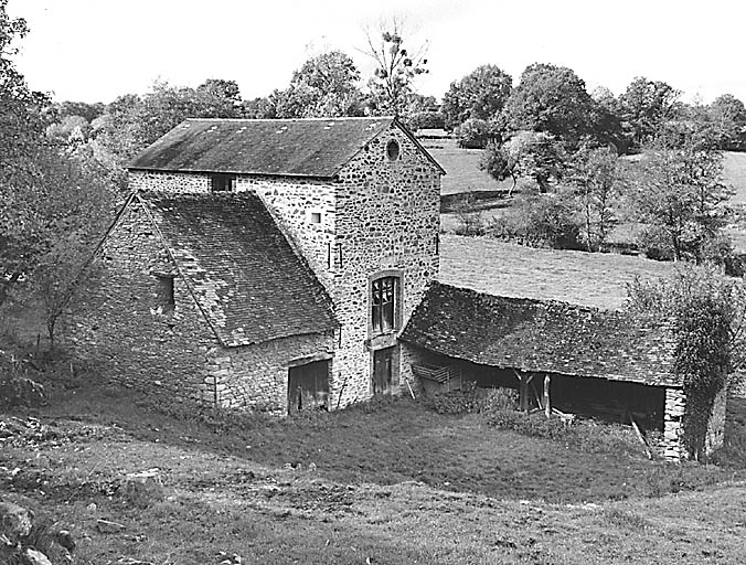 Moulin, grange et hangar. Vue prise depuis le nord.