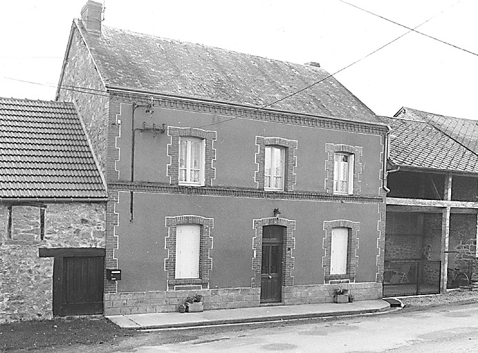 Essouby. Ferme (cadastre 1980 E1 228). Vue de la façade antérieure du logis dont la corniche, le bandeau délimitant les niveaux, les chaînages d'angle et les encadrements de baies sont traités en brique.