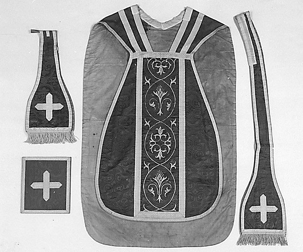 Chasuble, manipule, étole, bourse de corporal (ornement vert)