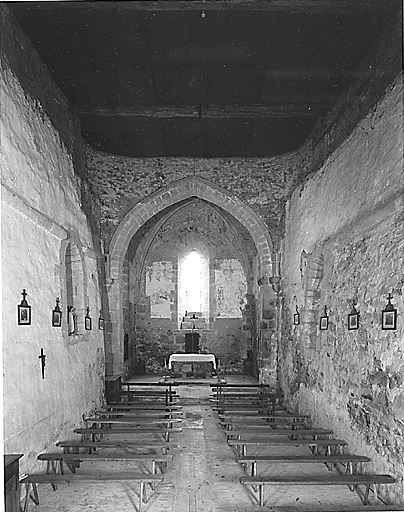 Vue intérieure, depuis la porte ouest, de la nef et du choeur.