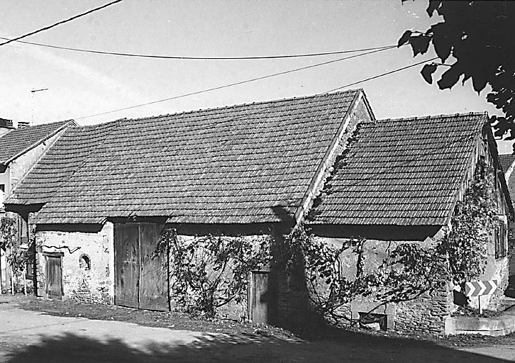 Bussière-Madeleine. Grange étable (cadastre 1996 AK 304). Vue d'ensemble.