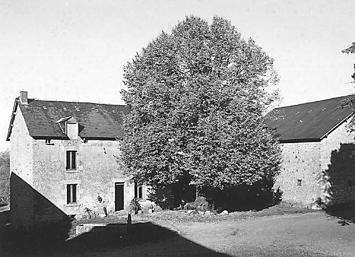 Barneige. Ferme disposée en éléments dissociés, disposés perpendiculairement (cadastre 1992 AT 39). Vue partielle du logis, daté 1875.