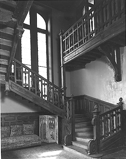 Hall. Vue partielle montrant l'escalier, la verrière et une extrémité de la galerie qui entoure le hall.