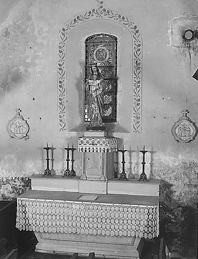 Chapelle nord. Autel tabernacle consacré à la Vierge.