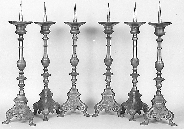 Premier ensemble de six chandeliers.