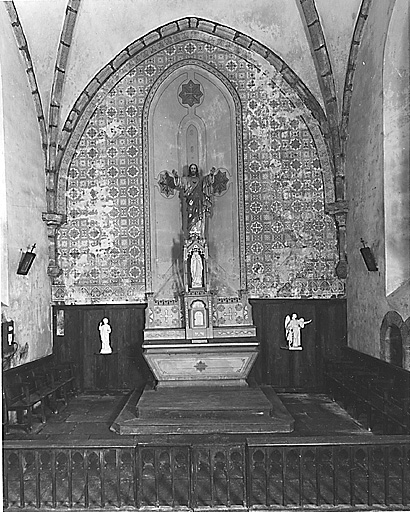 Autel, gradin, tabernacle avec dais d'exposition et peinture monumentale sur le chevet du choeur. Vue d'ensemble.