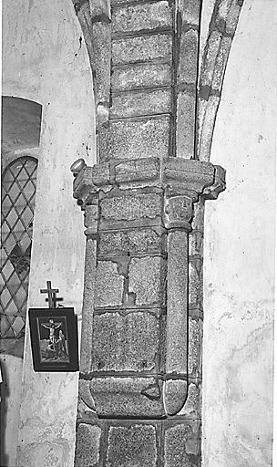 Intérieur. Mur sud, au niveau du choeur et de la deuxième travée. Vue de détail de la retombée de l'arc doubleau, sur le haut d'un pilastre, cantonné latéralement de deux petites colonnettes.