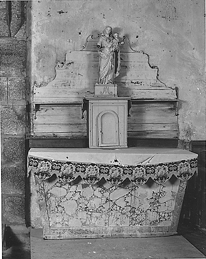 Autel, retable, tabernacle latéraux, adossés au mur nord de la nef. Vue d'ensemble.