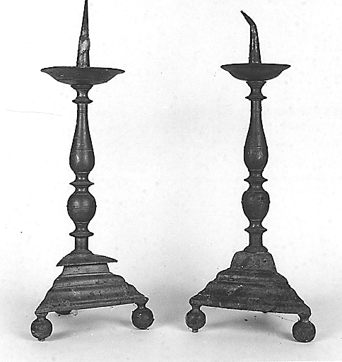 Troisième ensemble de 2 chandeliers d'autel.