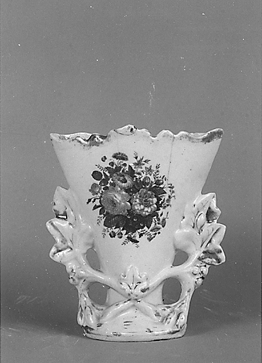 Vase à fleurs de forme cornet.