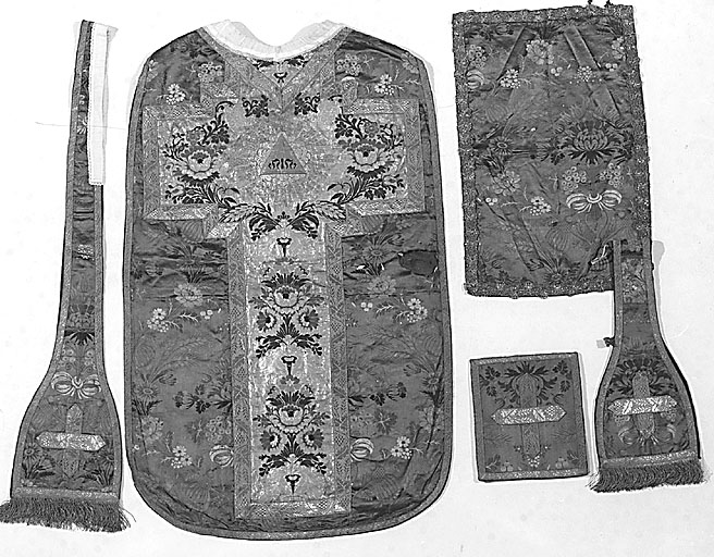 Chasuble, étole, manipule, bourse de corporal, voile de calice (ornement rouge)