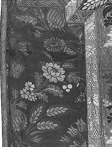 Chasuble. Dos. Détail du motif du tissu.