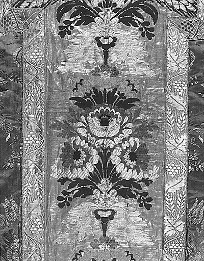 Chasuble. Dos. Détail du motif du tissu formant la croix.