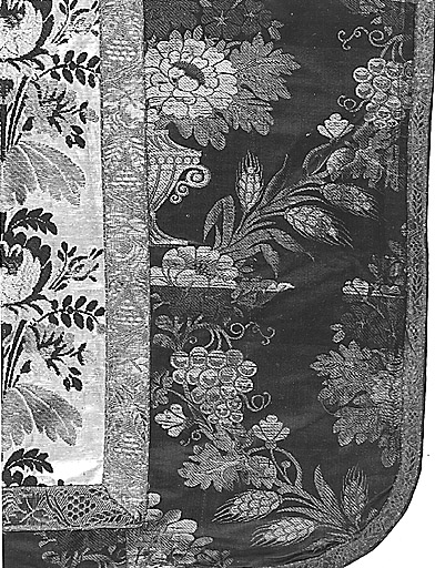 Chasuble. Dos. Détail du motif du tissu.