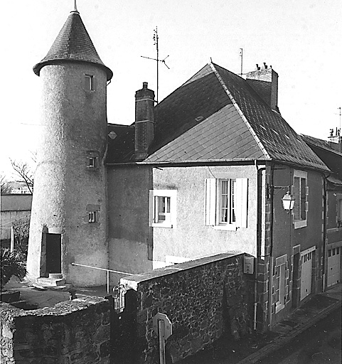 Vue, depuis la rue, du corps de logis occidental et de la tour en demi hors ouvre abritant l'escalier en vis.