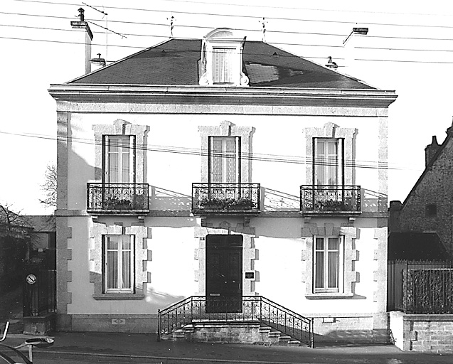 La Souterraine, ville. 9 avenue de Paris. Maison construite au cours du 4e quart du 19e siècle, à un étage carré, un étage de comble et se développant sur trois travées. Vue de l'élévation antérieure. Cadastre 1992 BE 93.