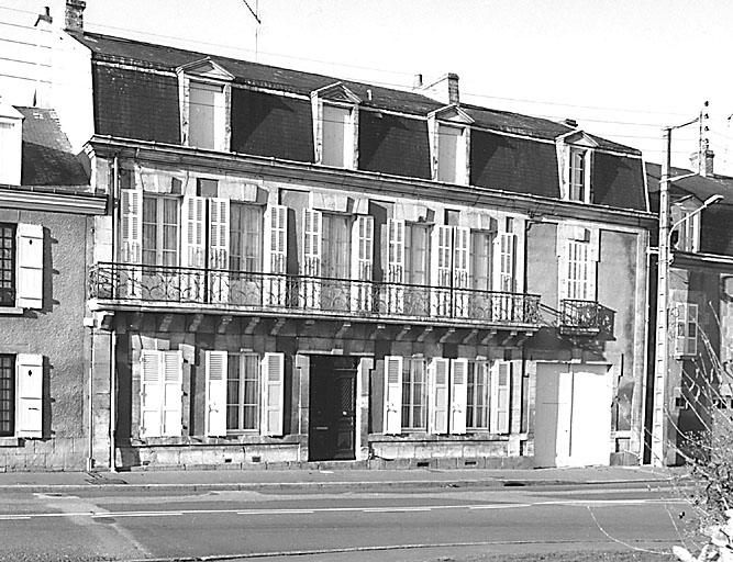 La Souterraine, ville. 23 avenue de Paris. Maison construite en 1874, à un étage carré et un étage de comble et se développant sur 6 travées. Vue de l'élévation antérieure. Cadastre 1992 BH 42.