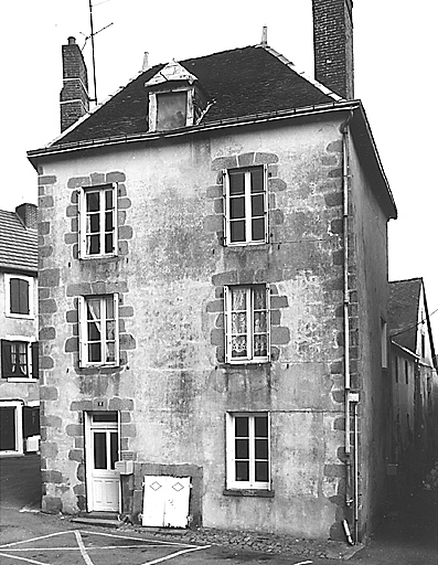 La Souterraine, ville : 8 place du Fort (cadastre 1992 BD 83). Maison bâtie sur une parcelle médiévale, antérieure au 15e siècle et fortement remaniée au 19e siècle ; maison à deux étages carrés et étage de comble. Vue de l'élévation à deux travées montrant la porte d'accès à la cave voûtée d'arêtes.