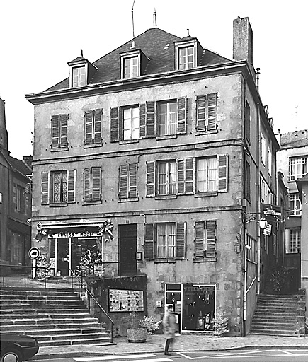 La Souterraine, ville : 35 place du Marché (cadastre 1992 BD 102). Immeuble construit au 19e siècle, à deux étages carrés, un étage de comble, se développant sur 5 travées et avec mur de croupe en façade. Vue de l'élévation antérieure.