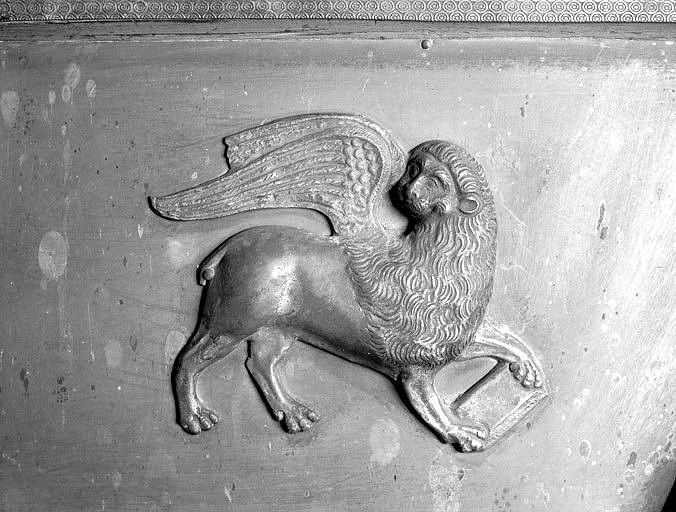 Détail de la figure d'applique clouée sur le rampant gauche du toit à l'avers de la châsse n° 3 : le lion de saint Marc.