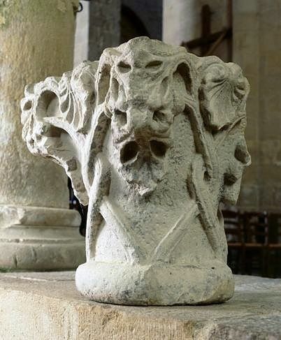 Chapiteau à corbeille entièrement sculptée : vue de trois-quarts.