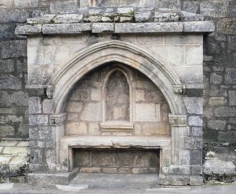 Adossé au mur sud de l'église. Vue générale de face.