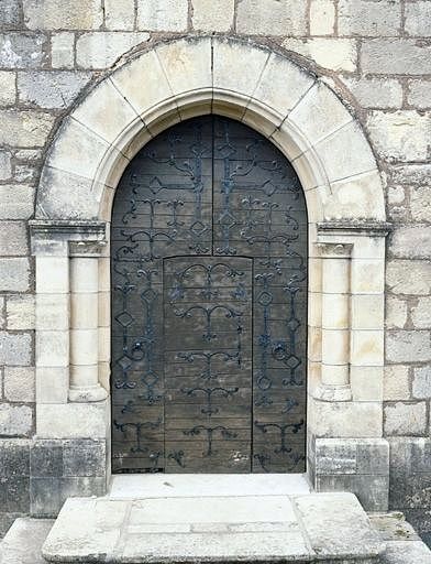 En remploi sur les vantaux du portail ouest. Vue générale.