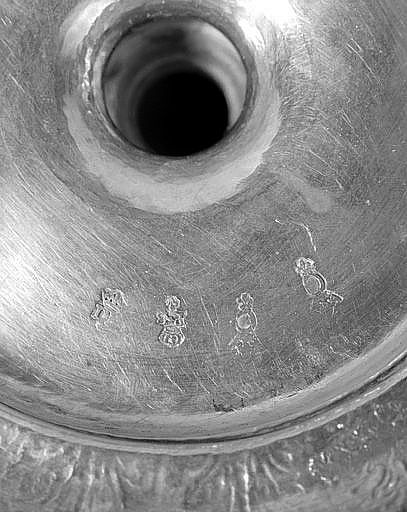Détail des poinçons au revers du pied. - (c) Région Nouvelle-Aquitaine, Inventaire général du patrimoine culturel
