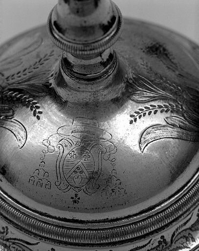 Présenté à Ussel, dans la chapelle des pénitents bleus transformée en musée d'art sacré. Détail : armoiries d'Antoine Diousidon gravées sur la terrasse du pied.