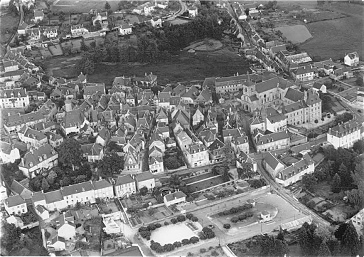 Vue partielle de la ville depuis le sud-ouest, avec l'abbatiale.