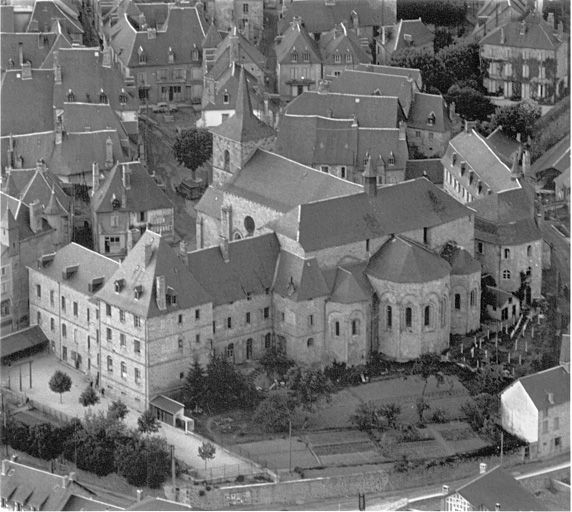 Vue partielle depuis le sud-est avec l'abbatiale et le beffroi.