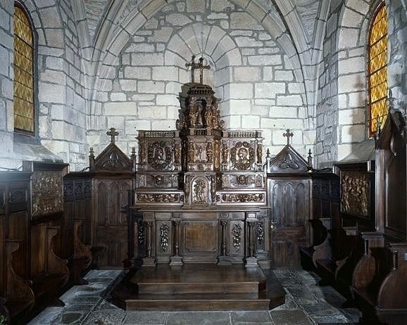 Vue générale du choeur, avec le tabernacle et l'exposition en place sur le maître-autel.