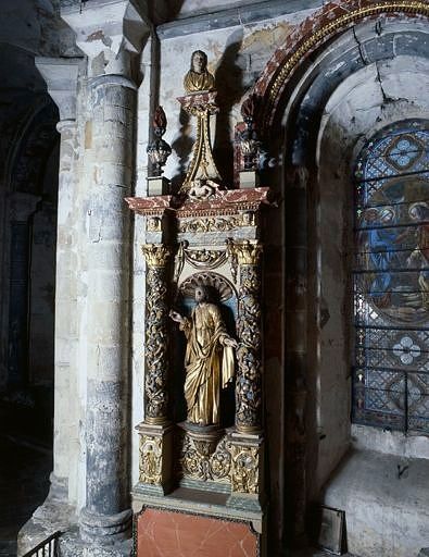 Détail : partie latérale nord, avec statue de saint Joseph dans la niche et buste d'homme sur le pinacle central.