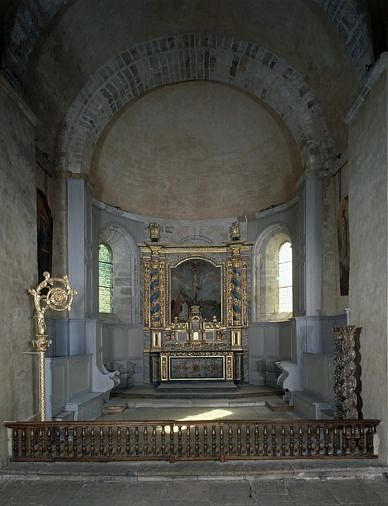 Vue générale du choeur. Au premier plan à gauche, la crosse eucharistique provenant de l'église paroissiale Saint-Pierre. - (c) Région Nouvelle-Aquitaine, Inventaire général du patrimoine culturel