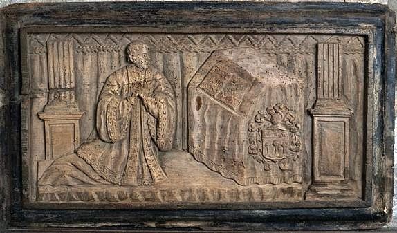 Bas-relief : religieux en prière