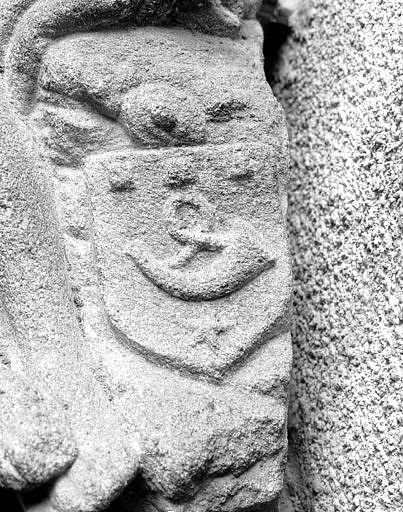 Détail des armoiries sculptées dans l'angle arrière droit de la terrasse : une trompe de chasse avec son cordon en sautoir, accompagnée d'une étoile en pointe et de trois billettes en chef. - (c) Région Nouvelle-Aquitaine, Inventaire général du patrimoine culturel