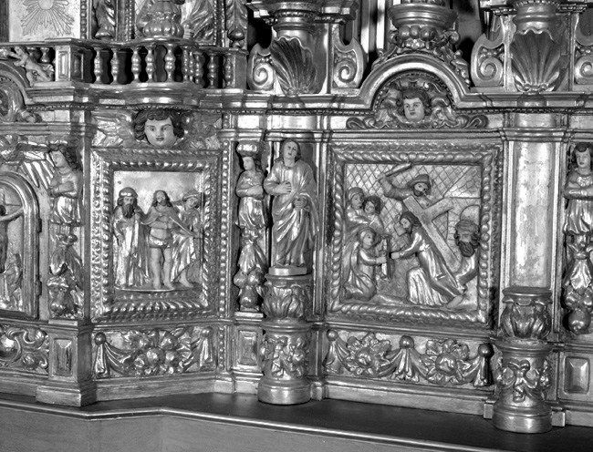 Détail du tabernacle : panneau sculpté du côté droit de l'armoire du tabernacle : la dérision du Christ, et panneau sculpté de l'aile droite du tabernacle : la montée au Calvaire, sainte Véronique essuie le visage du Christ.