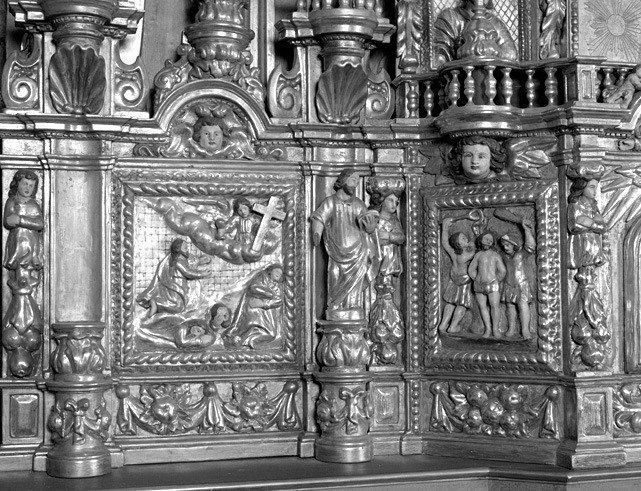 Détail du tabernacle : panneau sculpté du côté gauche de l'armoire du tabernacle : le couronnement d'épines, et panneau sculpté de l'aile gauche du tabernacle : l'agonie du Christ au jardin des oliviers.