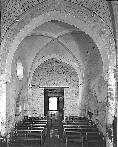 Vue intérieure de la nef depuis le choeur.