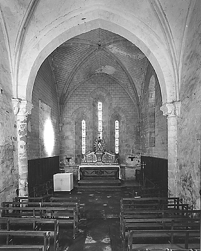 Vue intérieure, depuis le portail, d'une partie de la nef et du choeur.