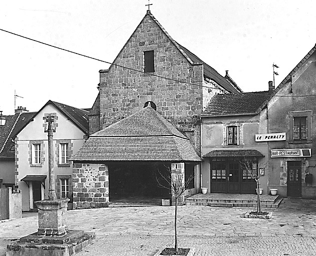 Vue d'ensemble, depuis l'ouest, de l'église.