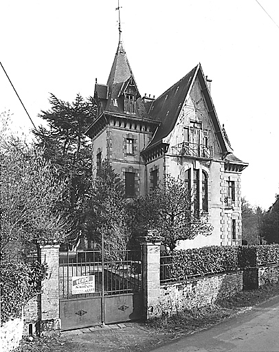Vue d'ensemble, depuis la route, de la façade ouest.