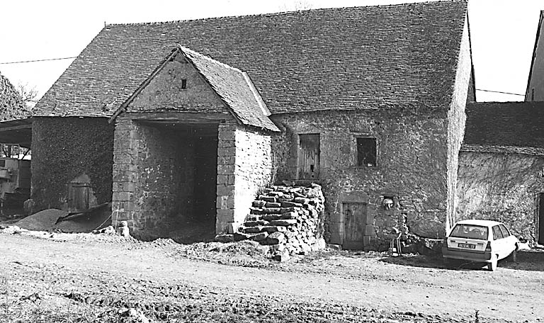 Vue d'ensemble de l'élévation antérieure.