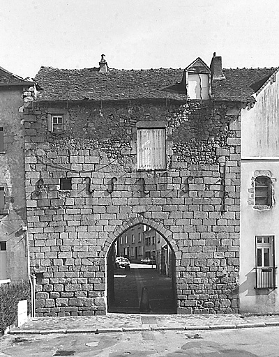 Porte de ville dite porte du Puycharraud. Vue extra-muros.