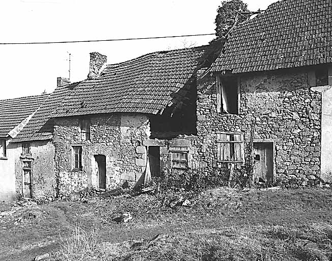 La Côte. Alignement de trois logis de fermes.