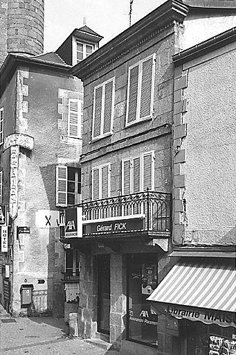 La Souterraine, ville : 39 rue Hyacinthe-Montaudon (cadastre 1992, BD 335). Maison à deux étages carrés et deux travées d'élévation ; façade antérieure en pierre de taille, ornée d'un bandeau en pierre délimitant les étages et couronnée d'une corniche moulurée en pierre, avec frise denticulée.